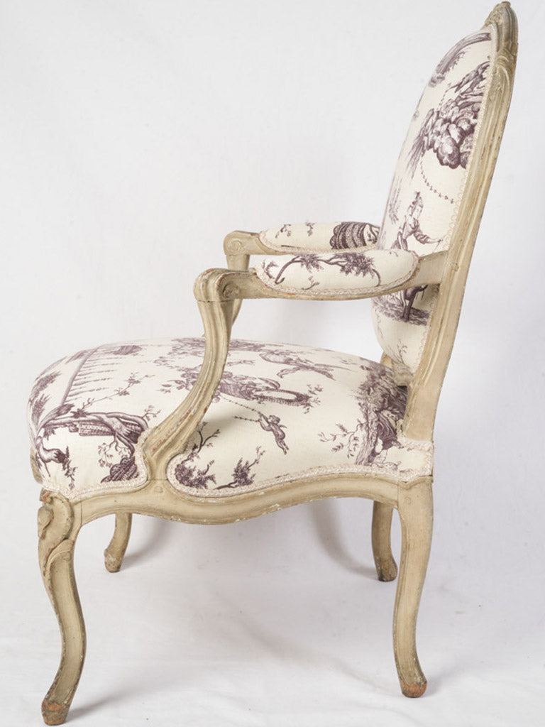 Elegantly curved leg chair