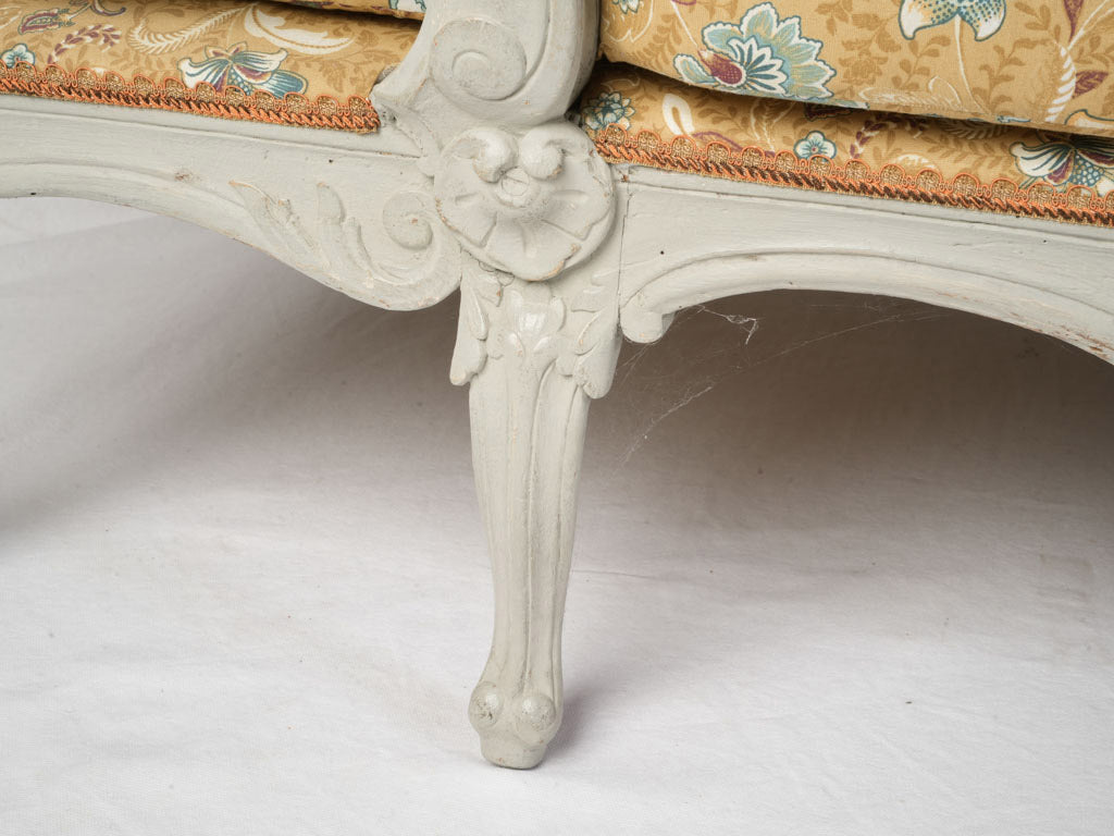 Open sculpted arm support daybed