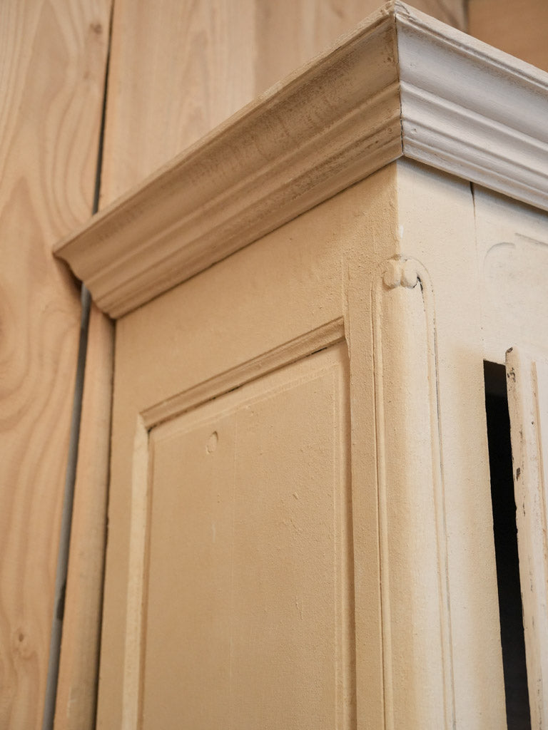 Refined curved door cabinet