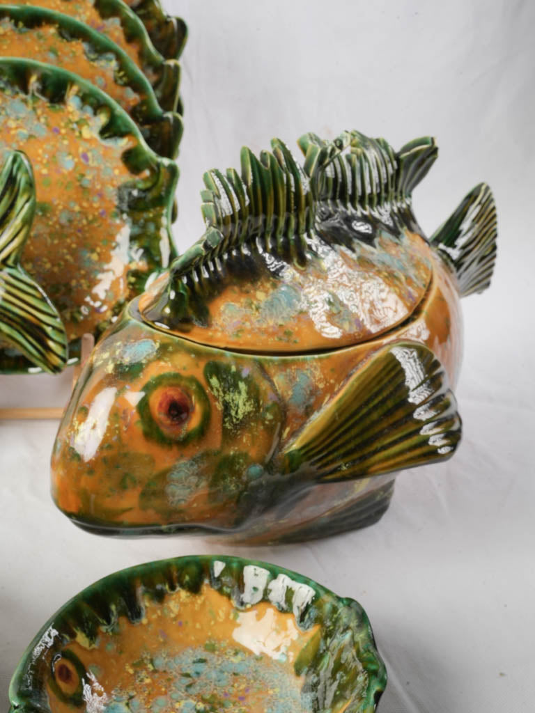 Coral-accented reactive glazing set