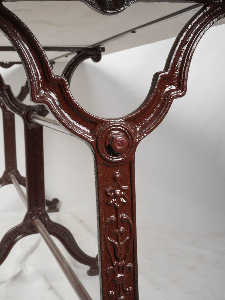 Sculptural presence dining table