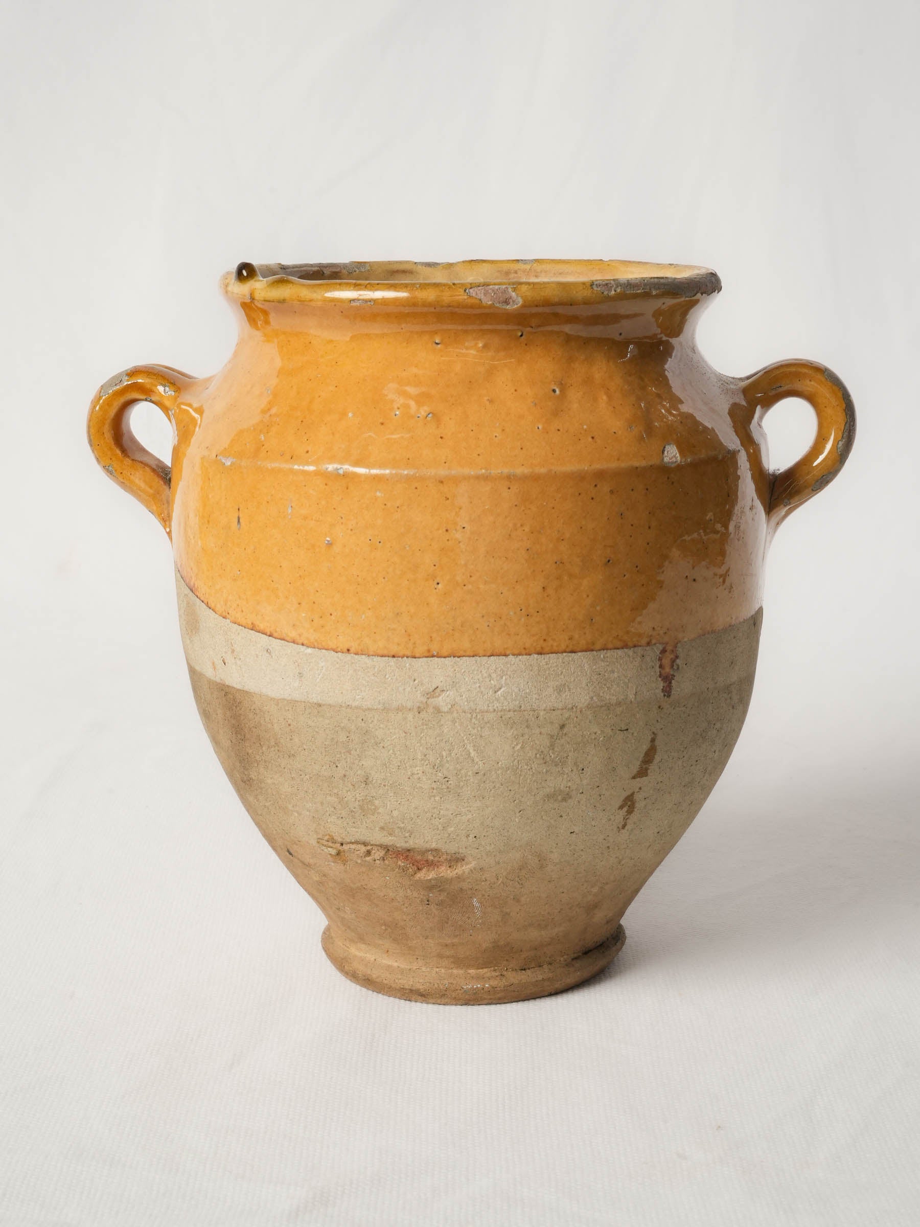 Petite ocher decorative cachepot