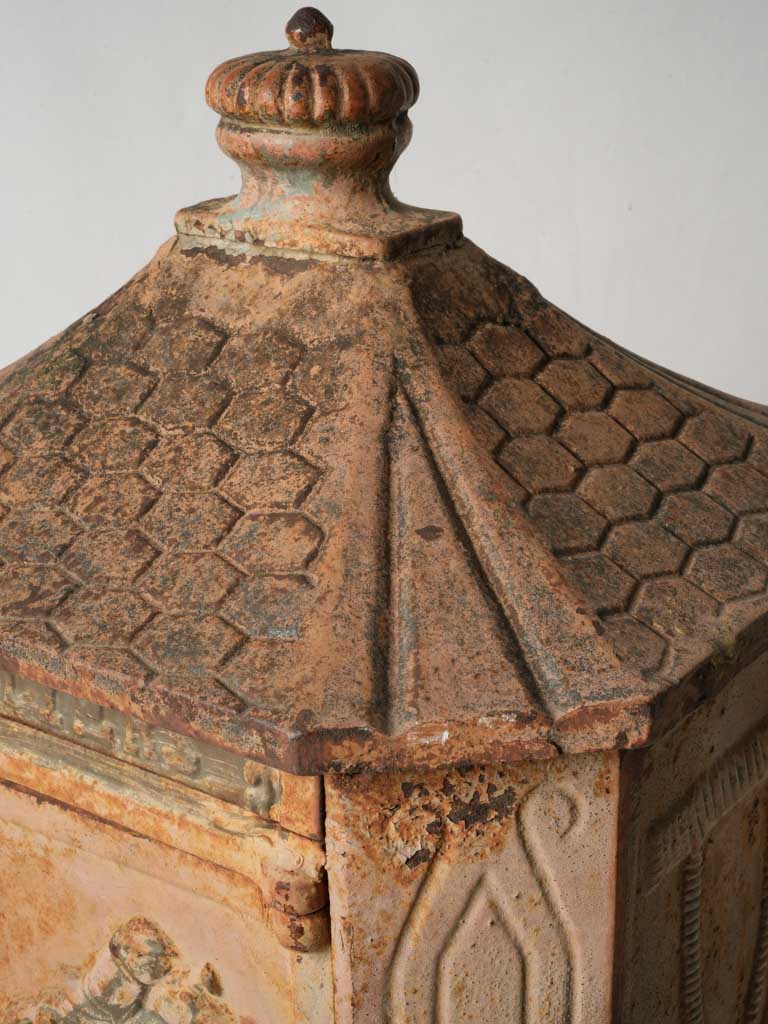 Securely mountable English letterbox