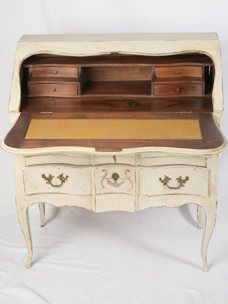 Hand-painted vignette décor