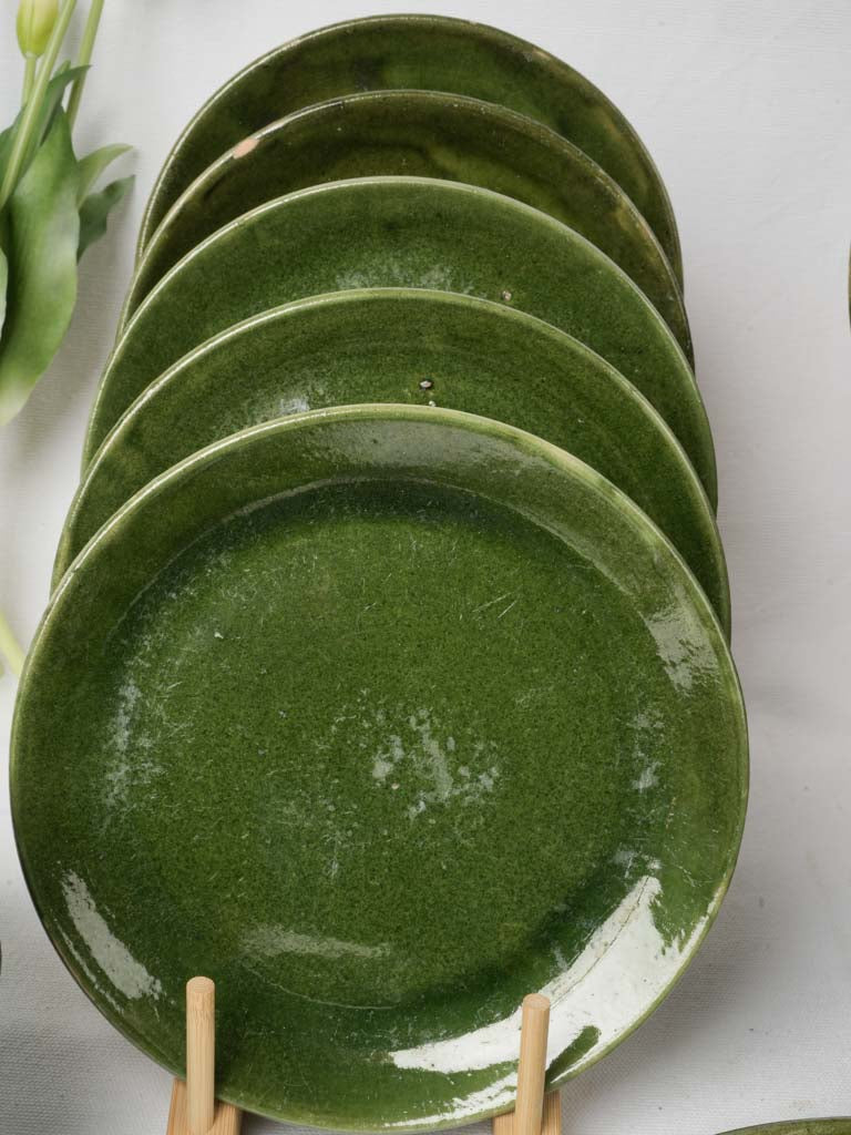 Artisan tripod-marked pottery plates