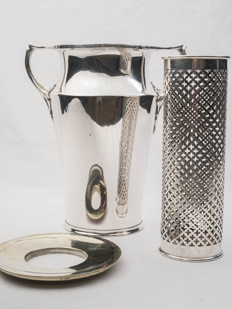 Mirror-finished elegant centerpiece