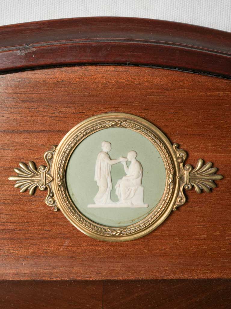 Graceful splayed-leg music shelf