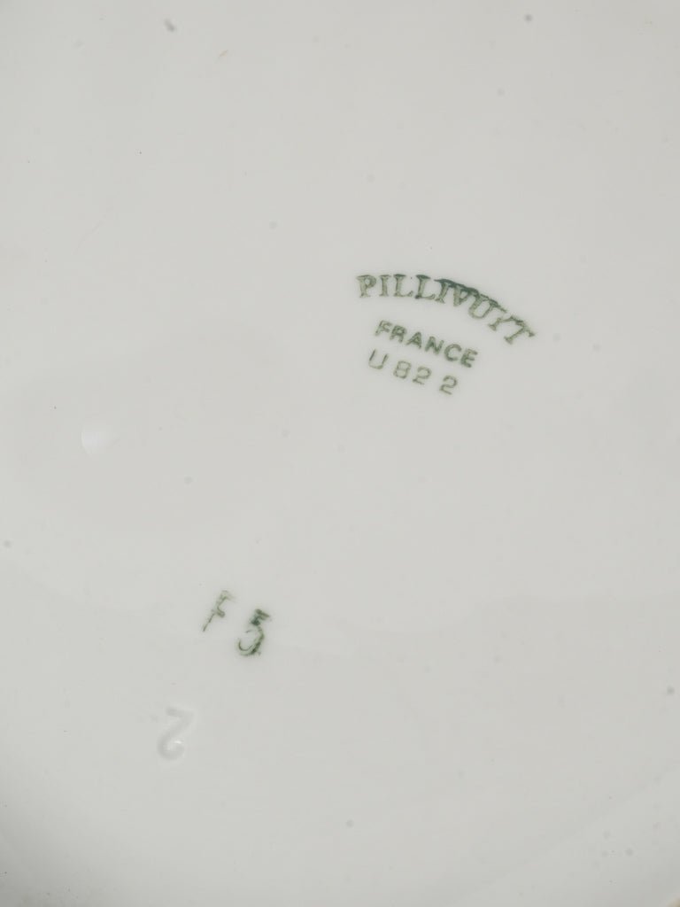 Versatile scallop-textured porcelain plate