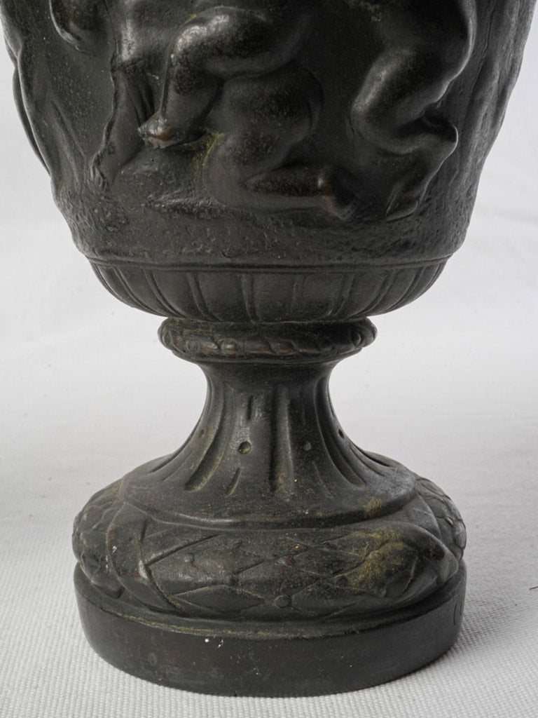 Stylized laurel-detailed vases