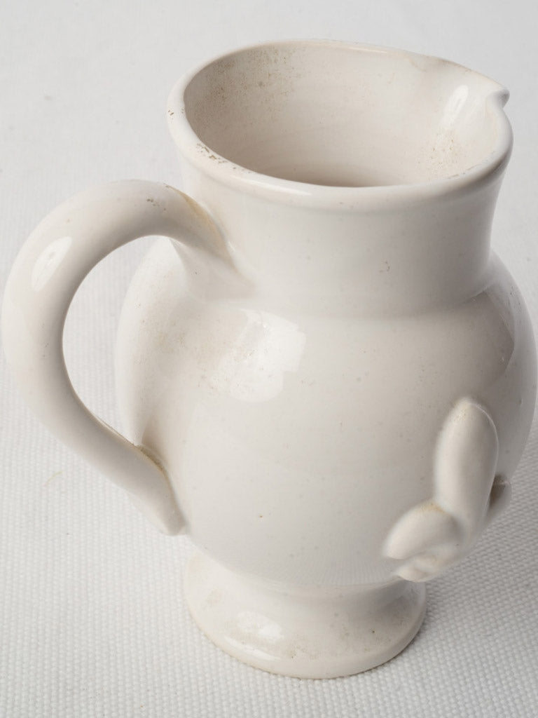 Classic bulbous-body creamer