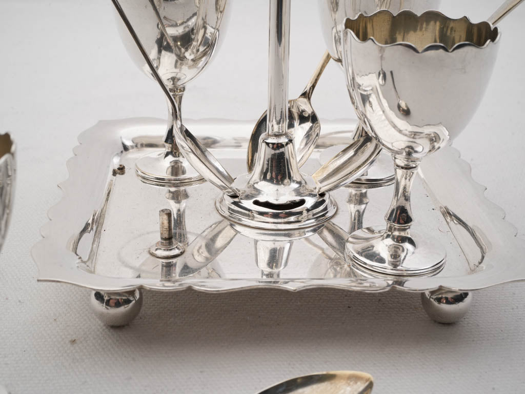 Classic spherical-feet tray design