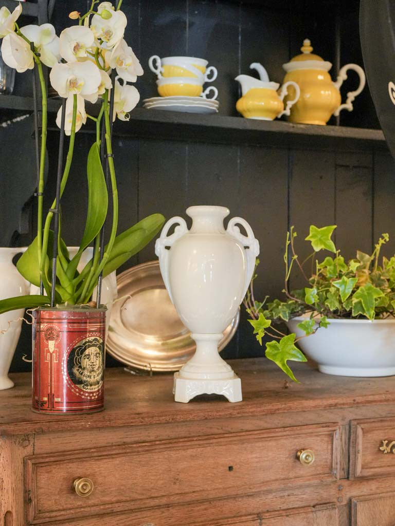 Elegant Bavarian porcelain decor piece