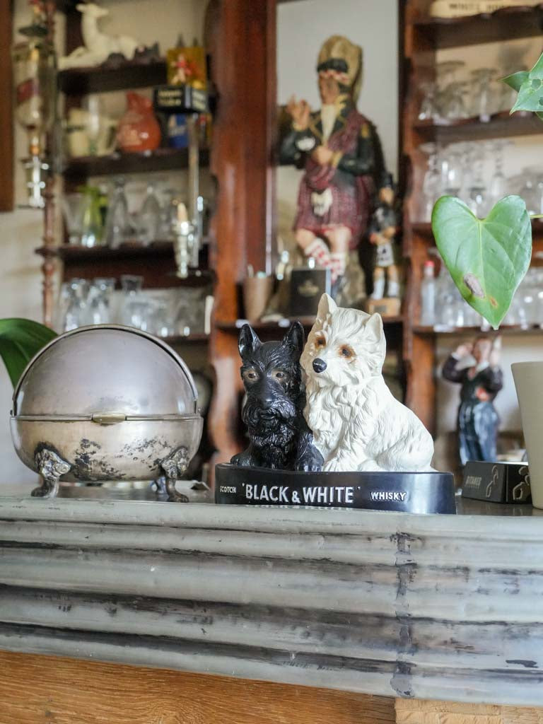 Graphic contrast bar counter piece