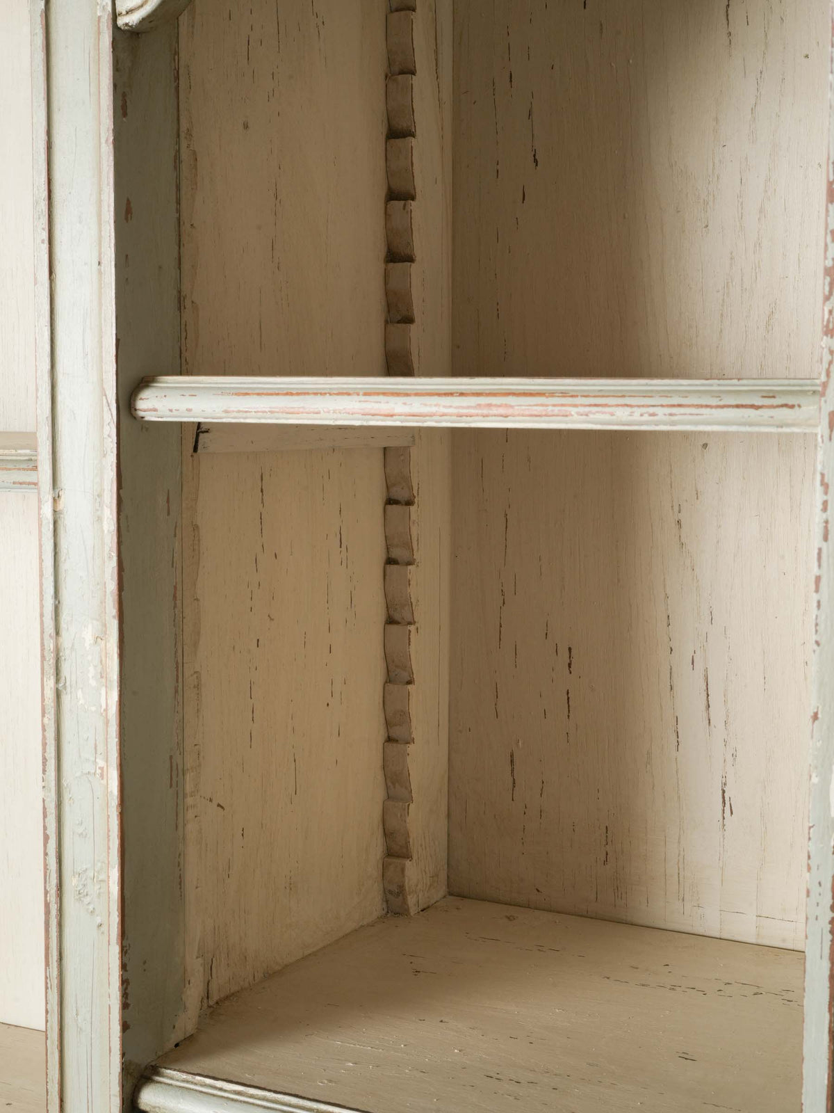 Sophisticated rocaille detailed bookcases