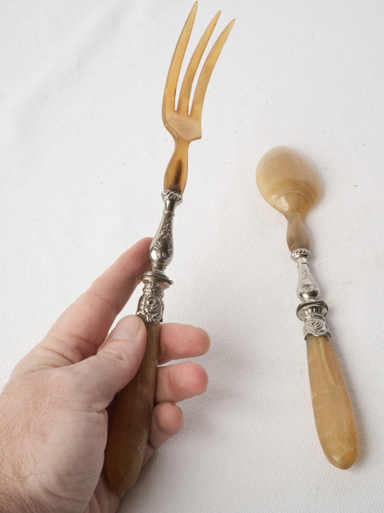 Non-reactive horn salad tongs