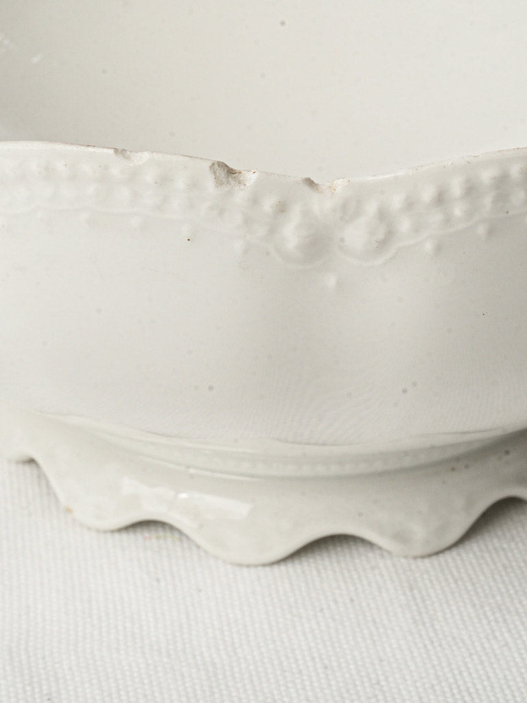 Sinuous scroll handle serving piece