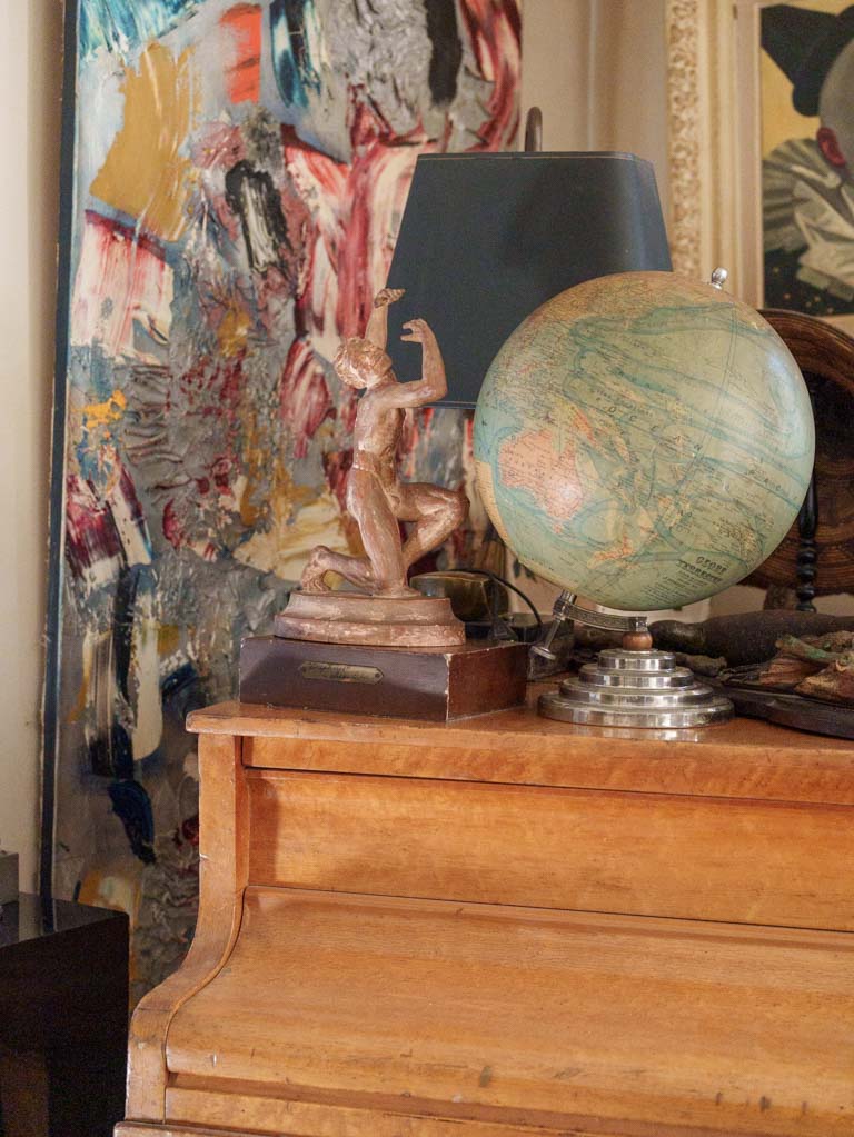 Refined expressive movement statue