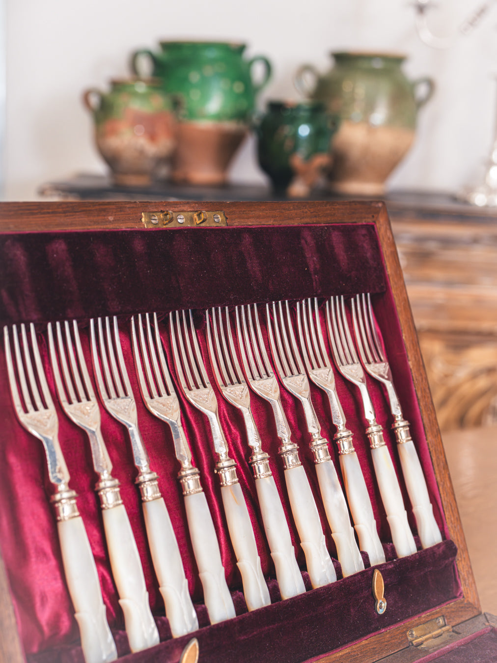 Refined Victorian dessert knife set