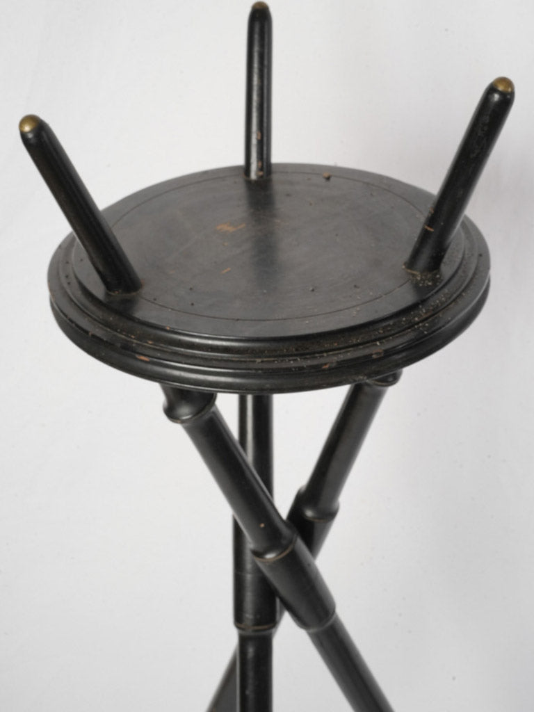 Sophisticated lacquer finish stand