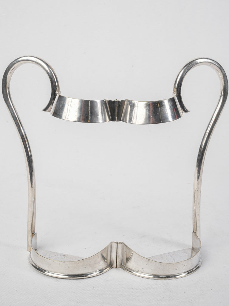 Graceful arched handle pourer