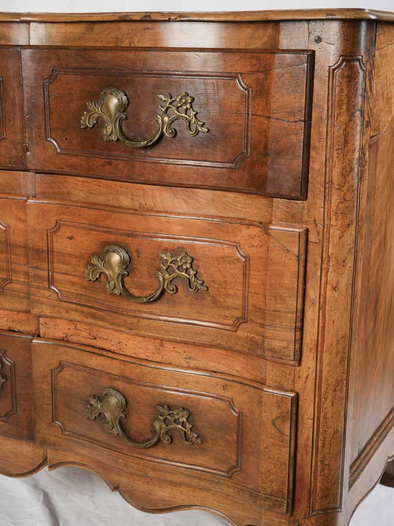 Classic scalloped apron chest