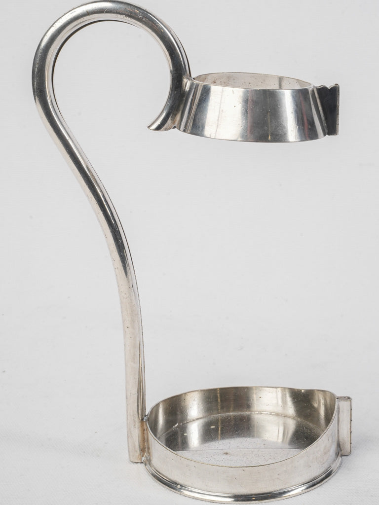 Iconic stylish champagne pourer