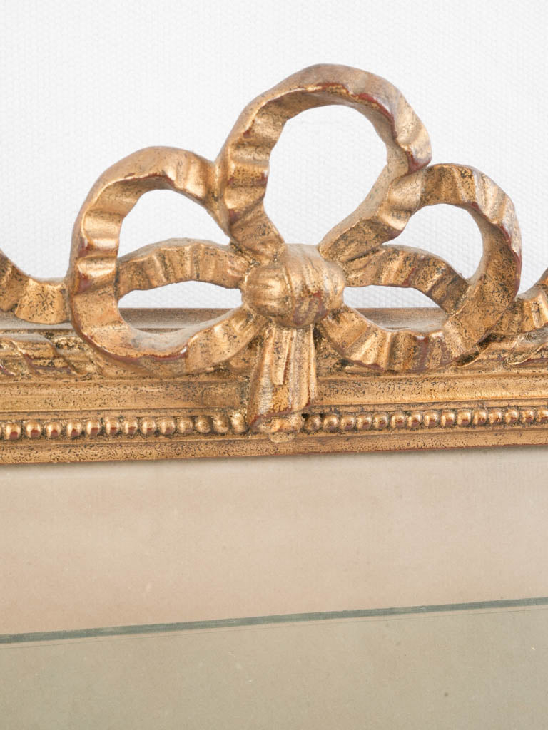 Distinctive laurel-twist frame engraving