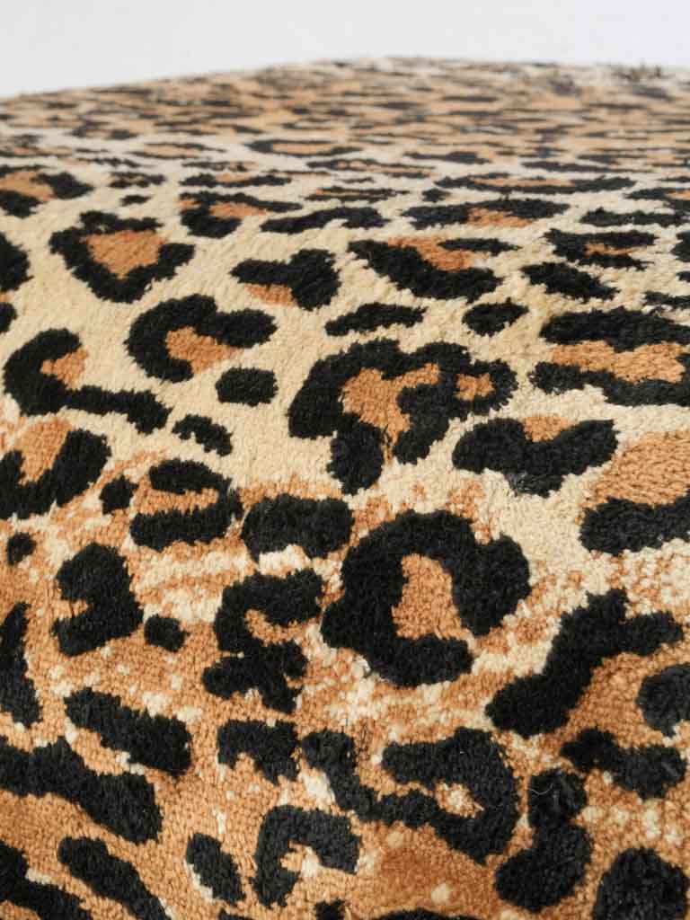 Stylish rotating seat poufs