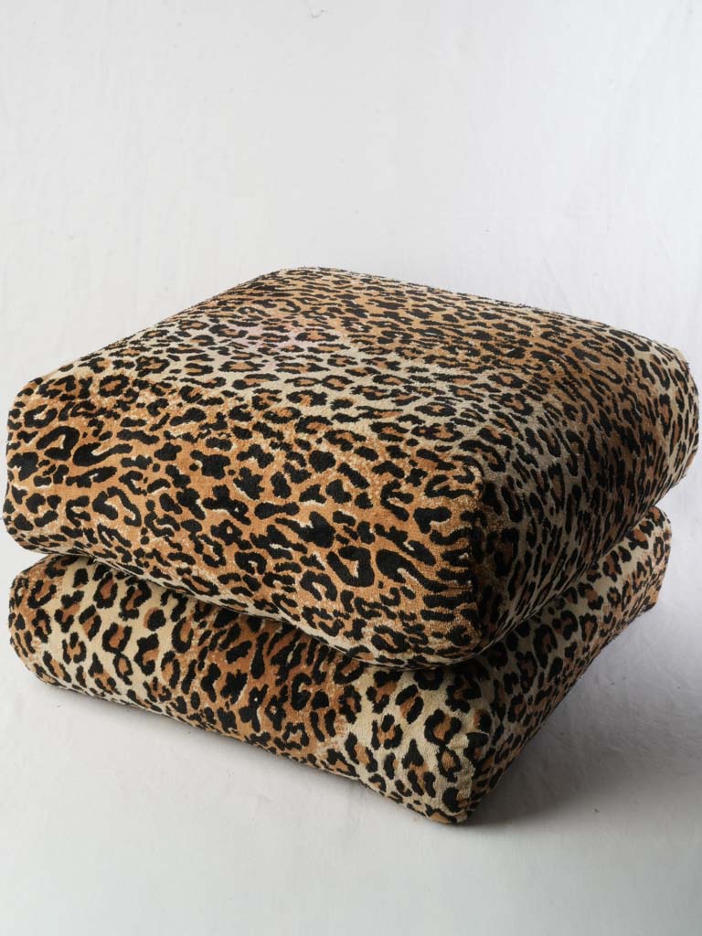 Eye-catching tawny poufs