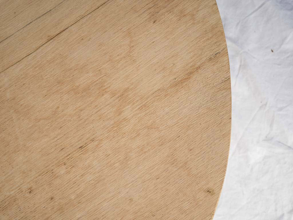 Stylish compact rustic guéridon tables