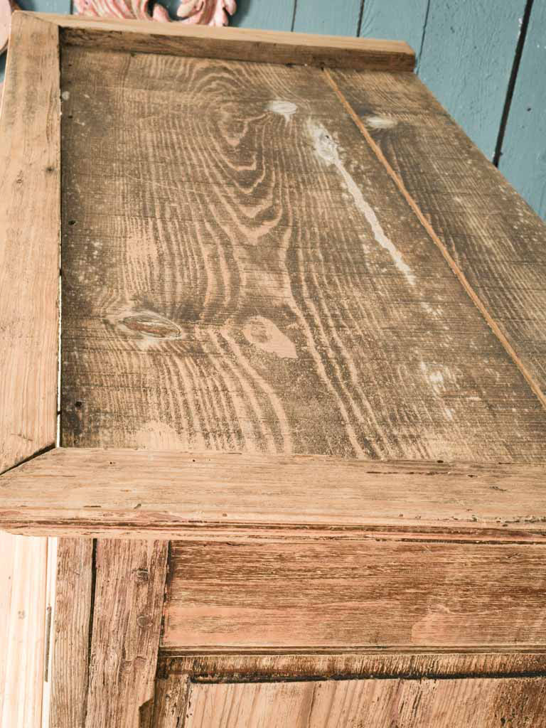 Simple elegant grain-patterned cupboard
