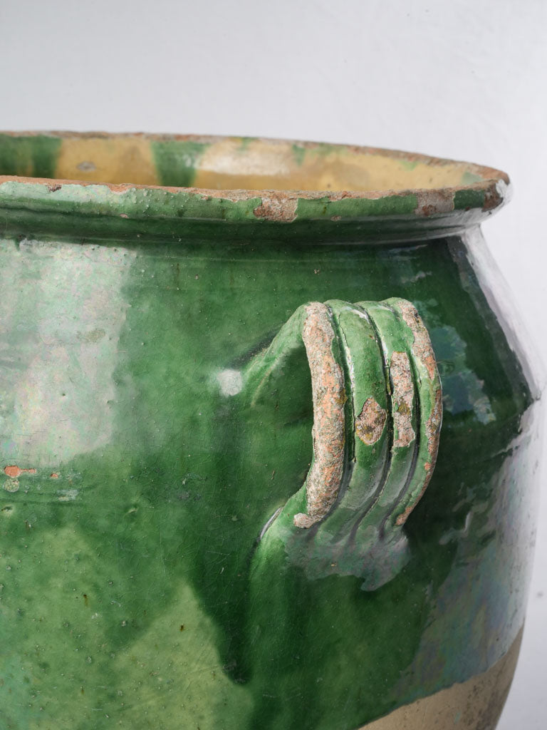 Distinctive enamel-coated culinary pot