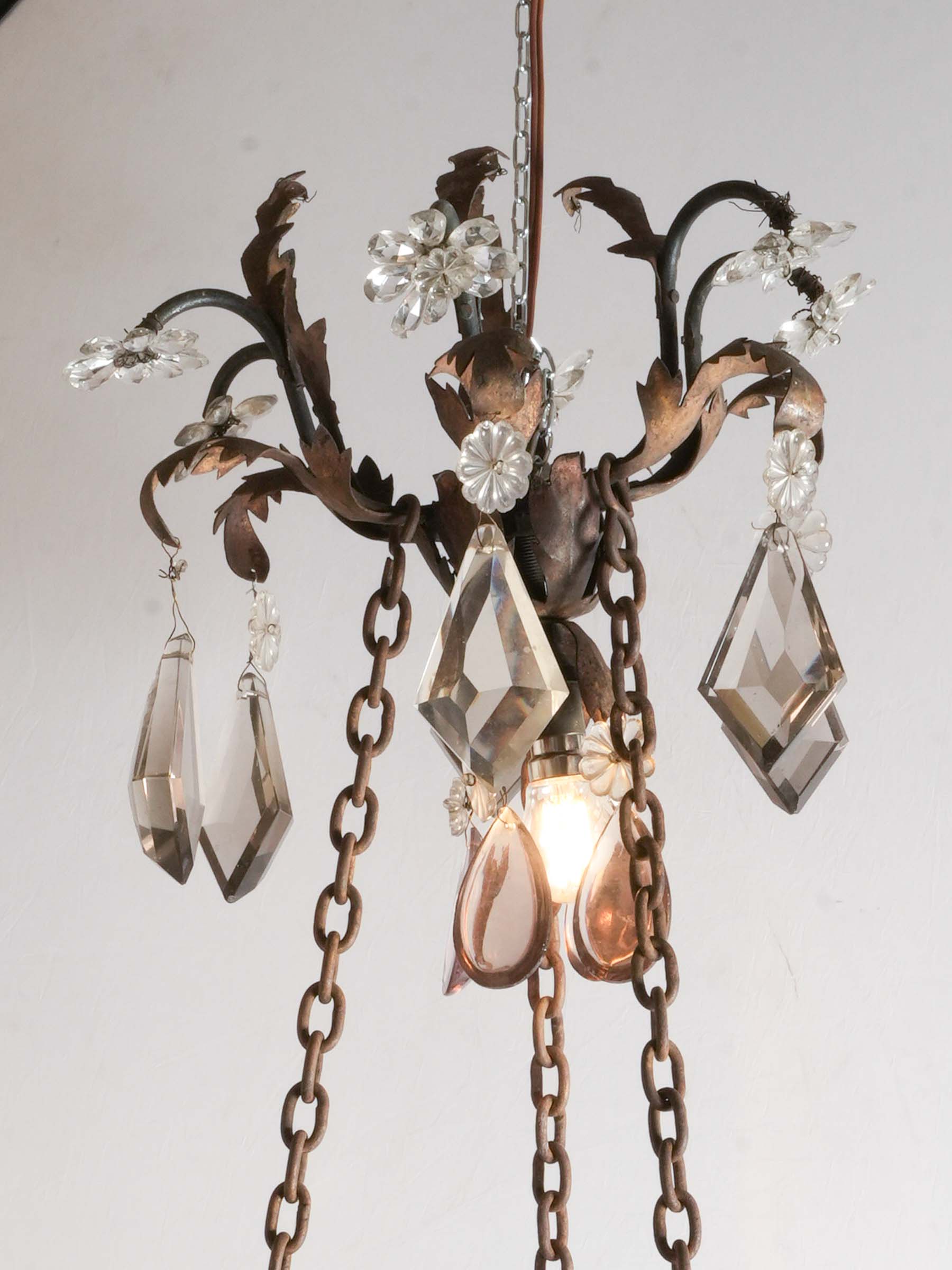 Elegant foliate tôle frame chandelier