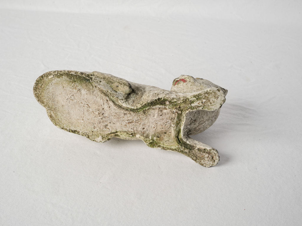Expressive feature crouching cat statue