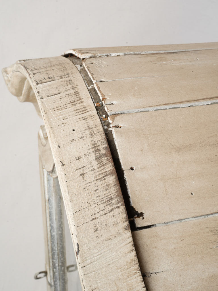 Subtle curved top vitrine