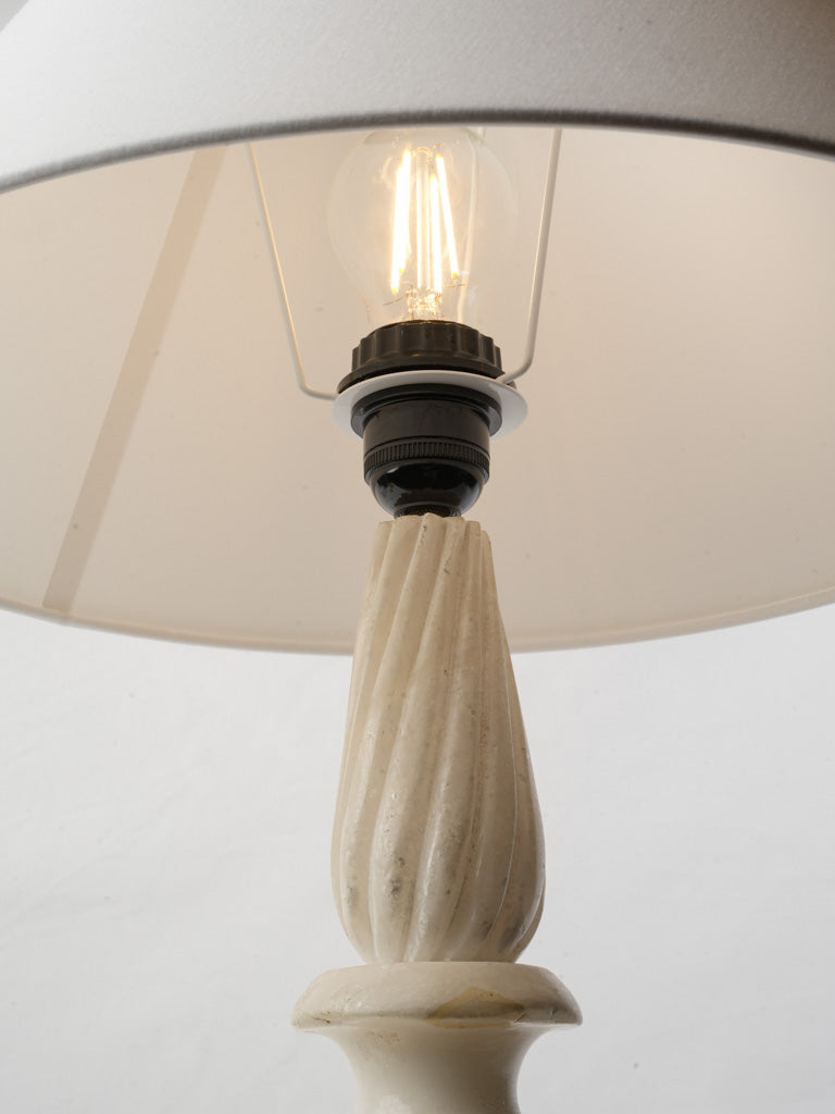 Smooth finish alabaster lamp