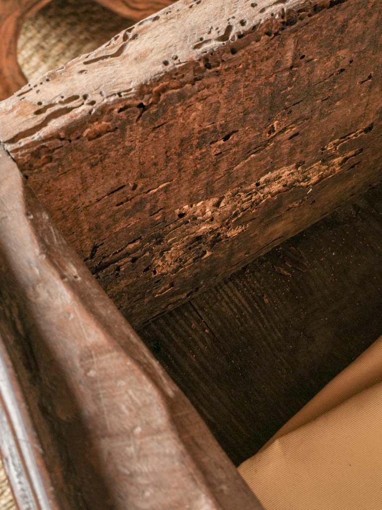 Decorative scalloped apron commode