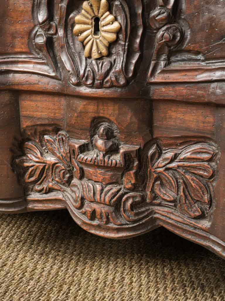 Artistic rocaille motif commode