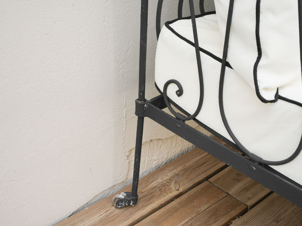 Timelessly stylish vintage daybed