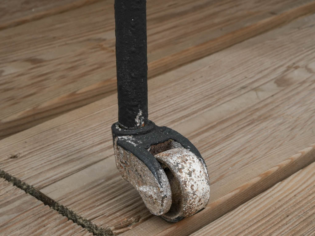 Airy silhouette iron daybed