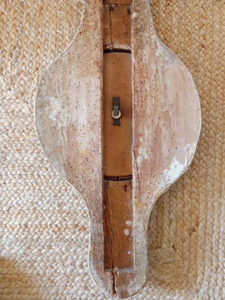 Graceful ribbon motif barometer