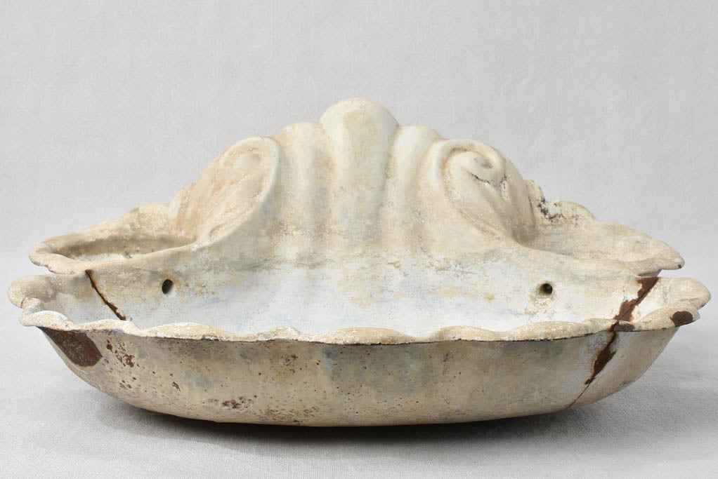 Cast iron shell shaped basin - 19th century - 17¼"