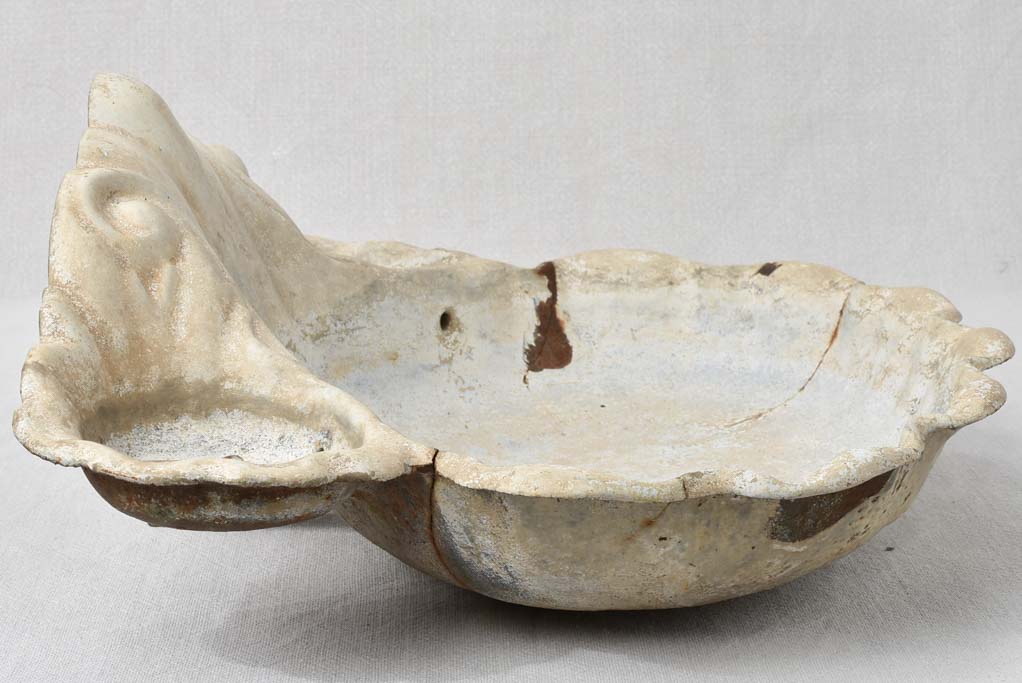 Cast iron shell shaped basin - 19th century - 17¼"