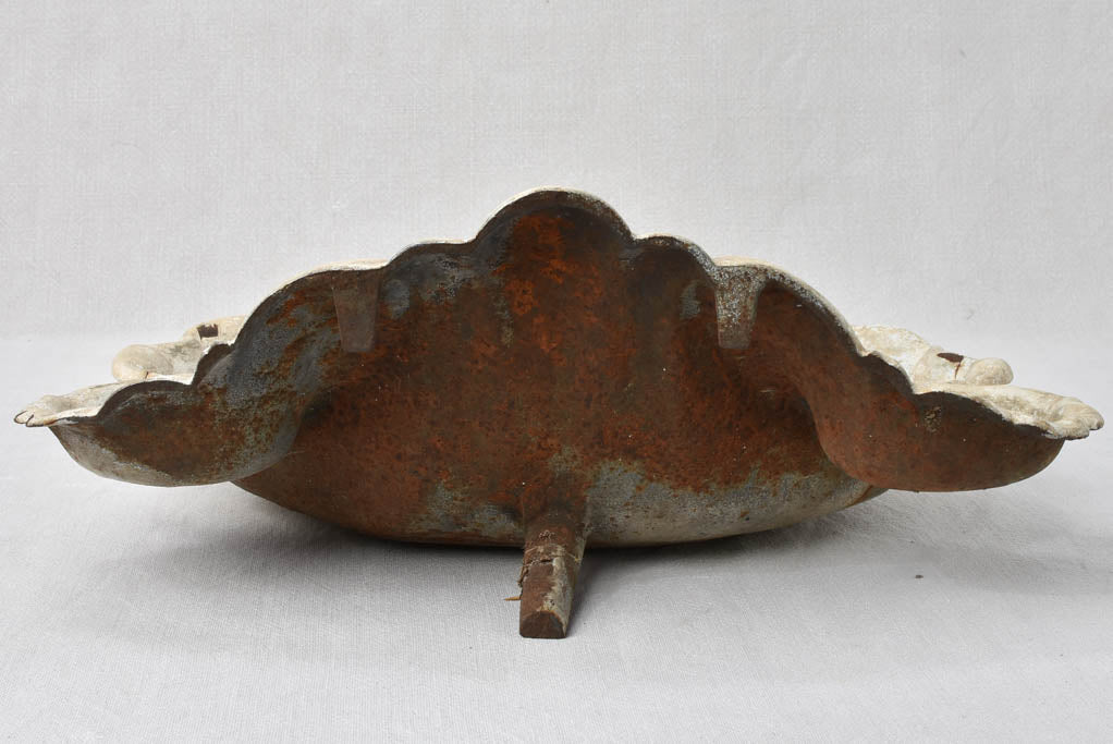 Cast iron shell shaped basin - 19th century - 17¼"