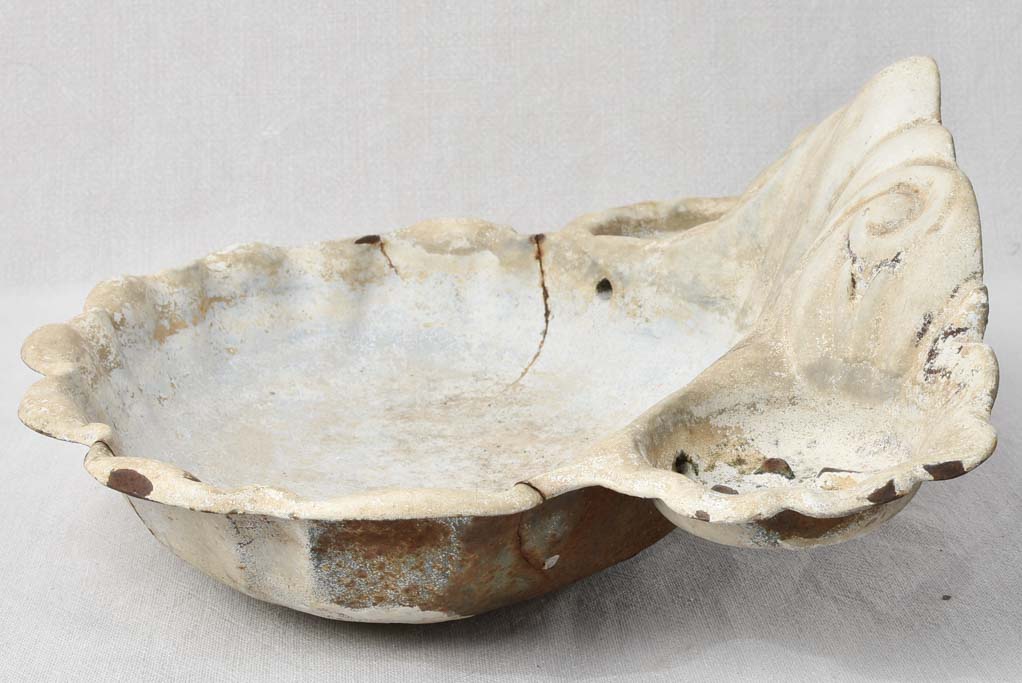 Cast iron shell shaped basin - 19th century - 17¼"