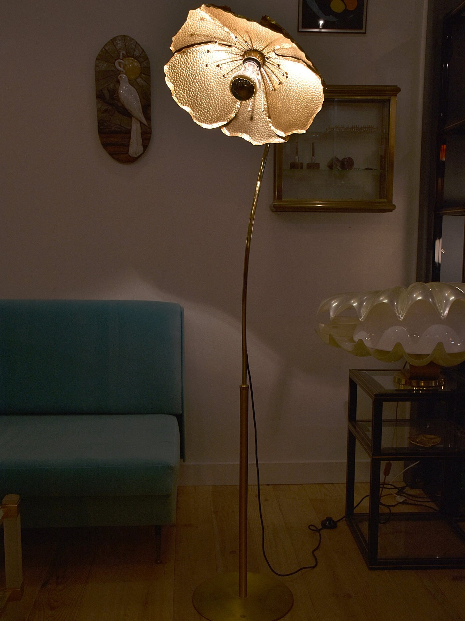 Gold poppy floor lamp – single flower