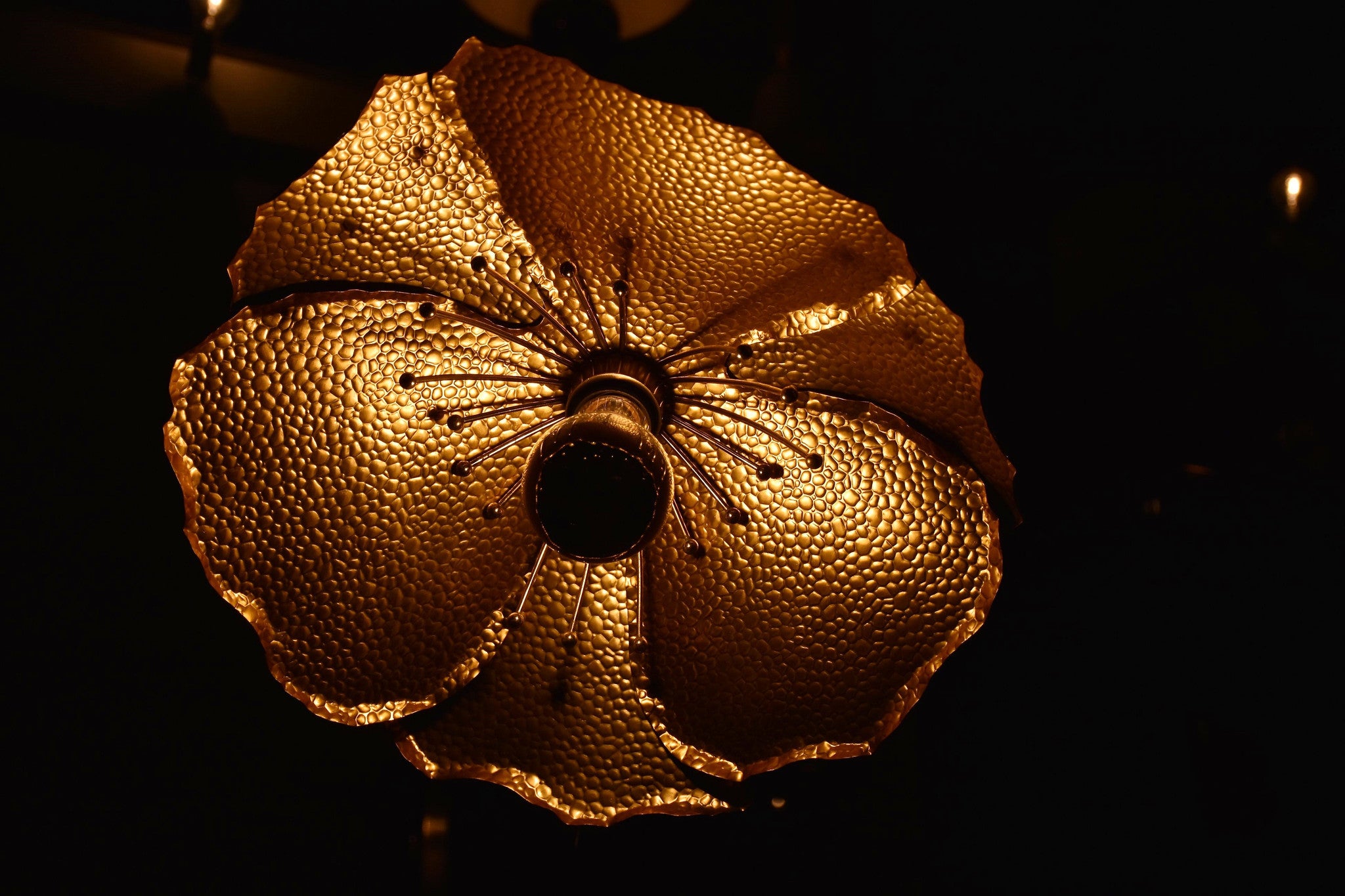 Gold poppy floor lamp – single flower