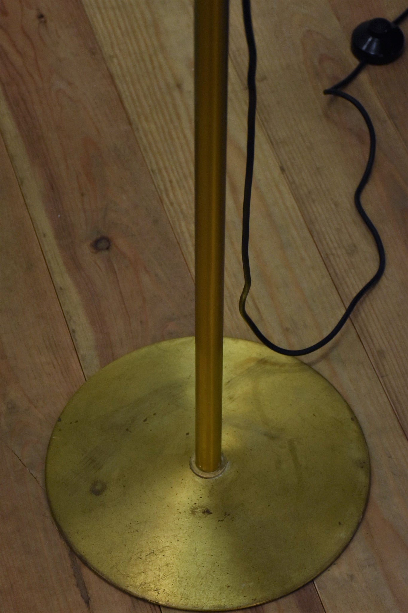 Gold poppy floor lamp – single flower