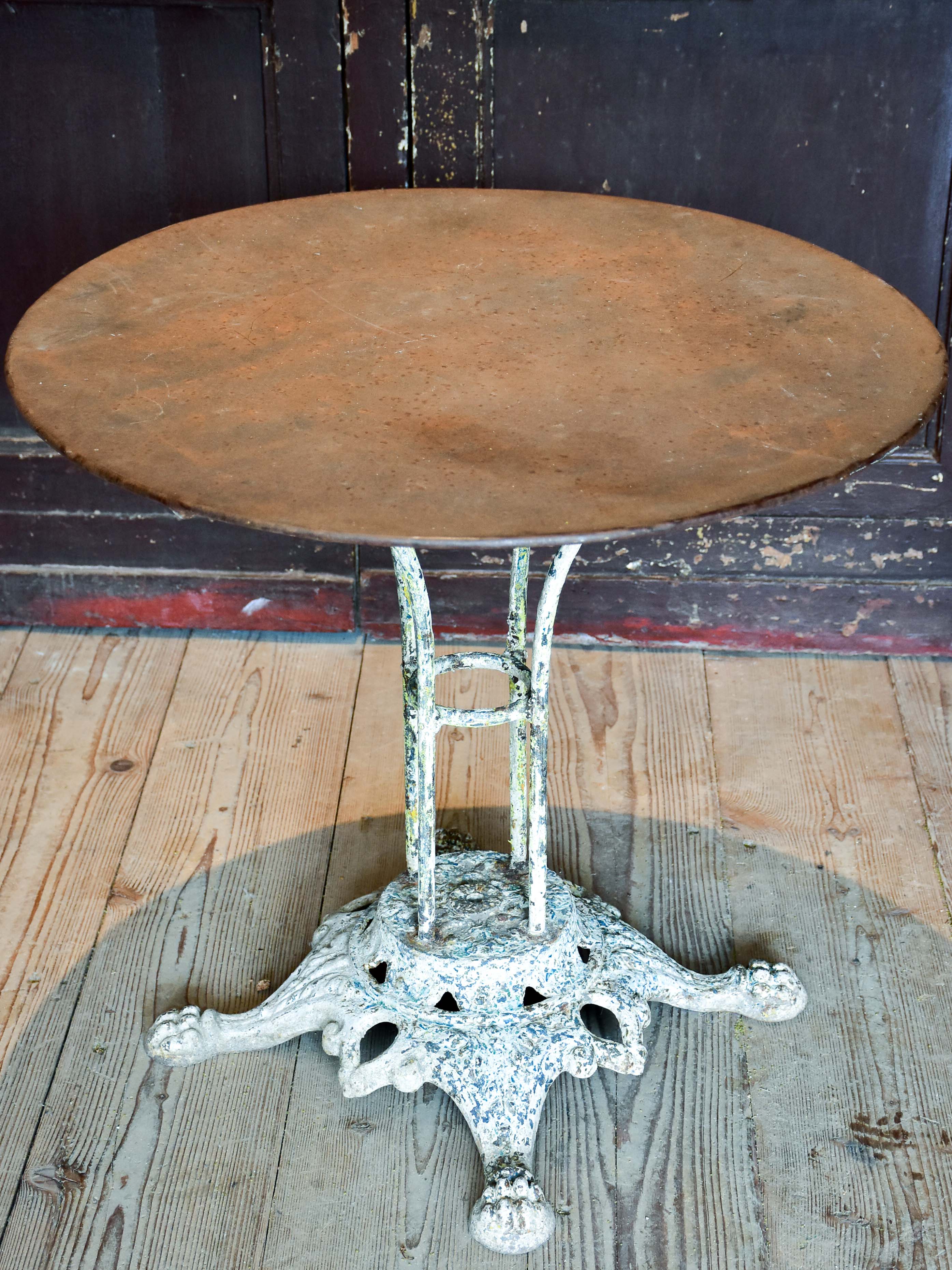 Early 20th century French garden table with claw feet