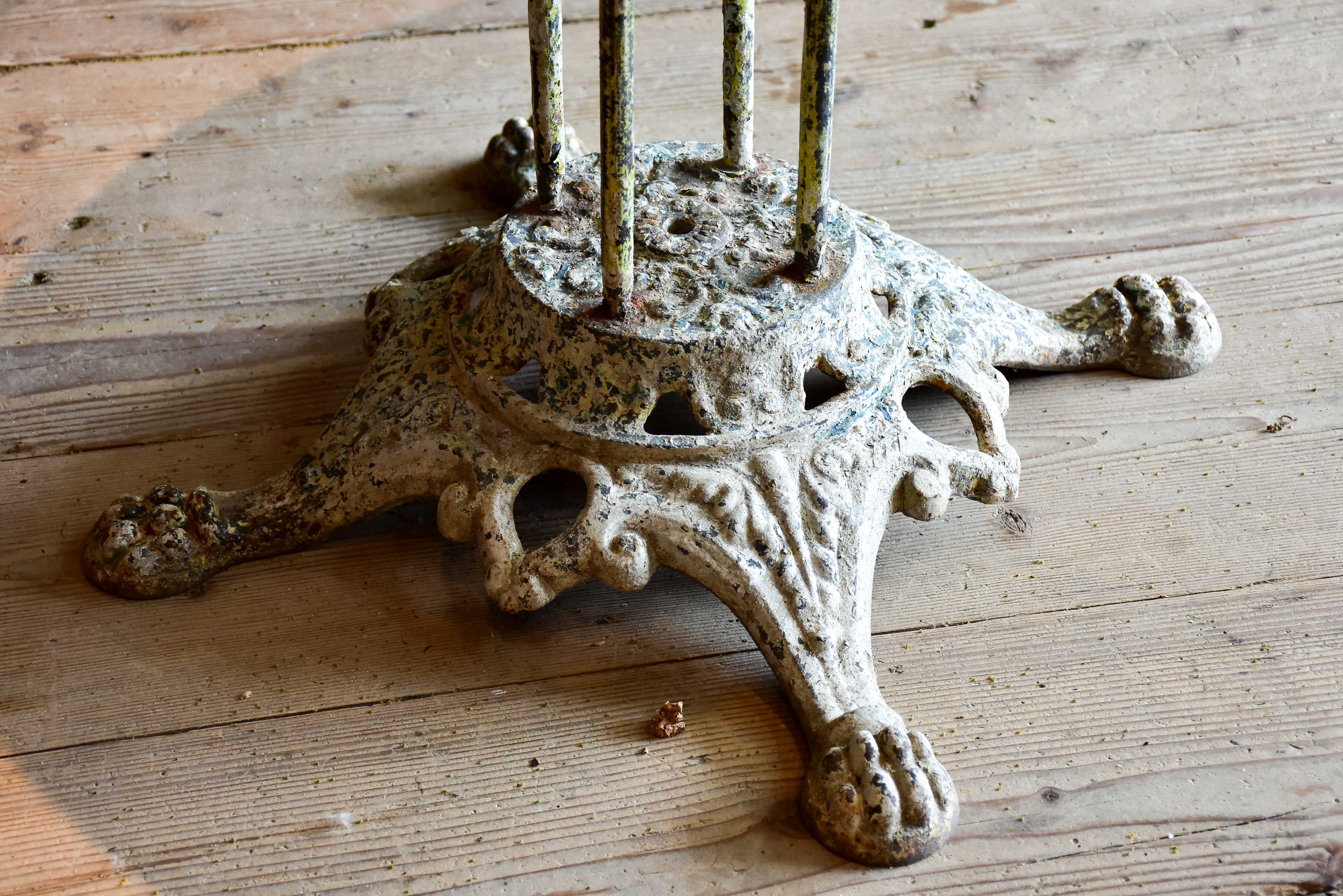 Early 20th century French garden table with claw feet